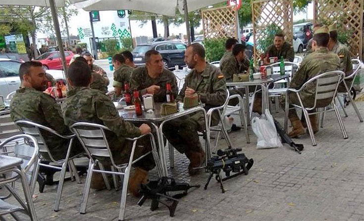 No es una despedida de soltero: militares armados pararon a tomar cerveza en Vilafranca del Penedès