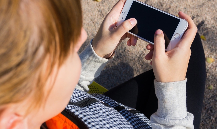 ¿Qué evidencia hay sobre restringir el uso de móviles a menores de 16 años? 