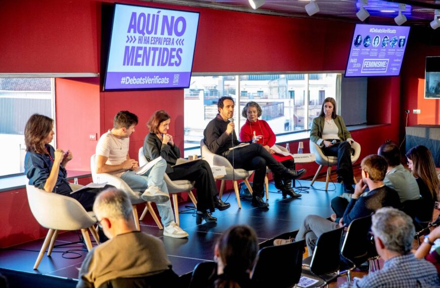 D'esquerra a dreta: Alba Alfageme, Lionel S. Delgado, Núria Flaquer, Lluc Pagès, Marina Subirats i Cristina Oriol (moderadora). A l'esquerra, la taula de verificació encapçalada per Ares Biescas. LV / Àlex Garcia