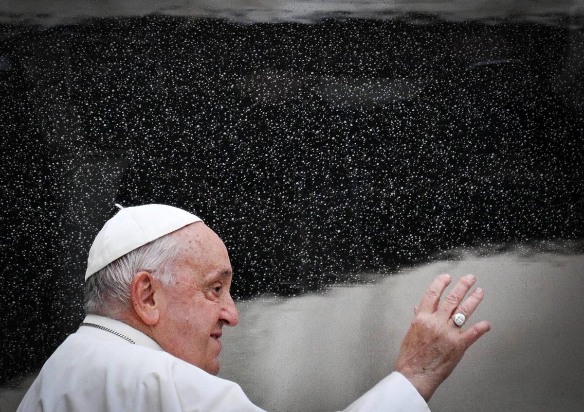 El papa Francesc saludant.