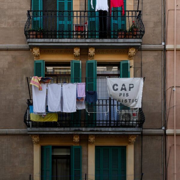 Barcelona no prohibirá tender ropa en las fachadas «para atraer al turismo», es una norma de 1999