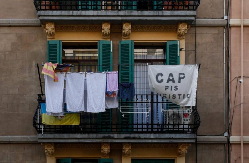 Barcelona no prohibirá tender ropa en las fachadas «para atraer al turismo», es una norma de 1999