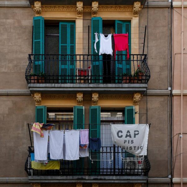 Barcelona no prohibirà estendre roba a les façanes “per atreure el turisme”, és una norma del 1999