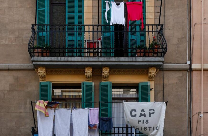 Barcelona no prohibirà estendre roba a les façanes “per atreure el turisme”, és una norma del 1999