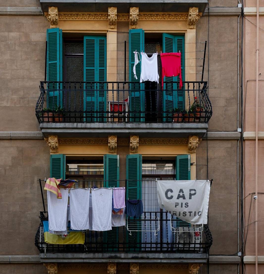 Barcelona no prohibirá tender ropa en las fachadas «para atraer al turismo», es una norma de 1999