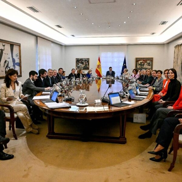 Uns whatsapps fora de context desinformen sobre una “bomba adossada” contra Pedro Sánchez