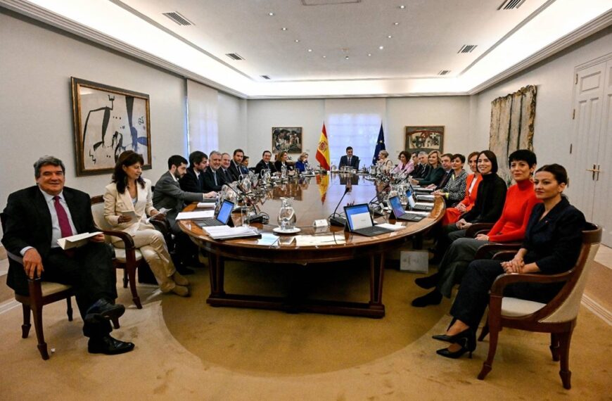 El presidente del Gobierno de España, Pedro Sánchez, preside una reunión del Consejo de Ministros, el 22 de noviembre de 2023. Fuente: Javier Soriano/AFP
