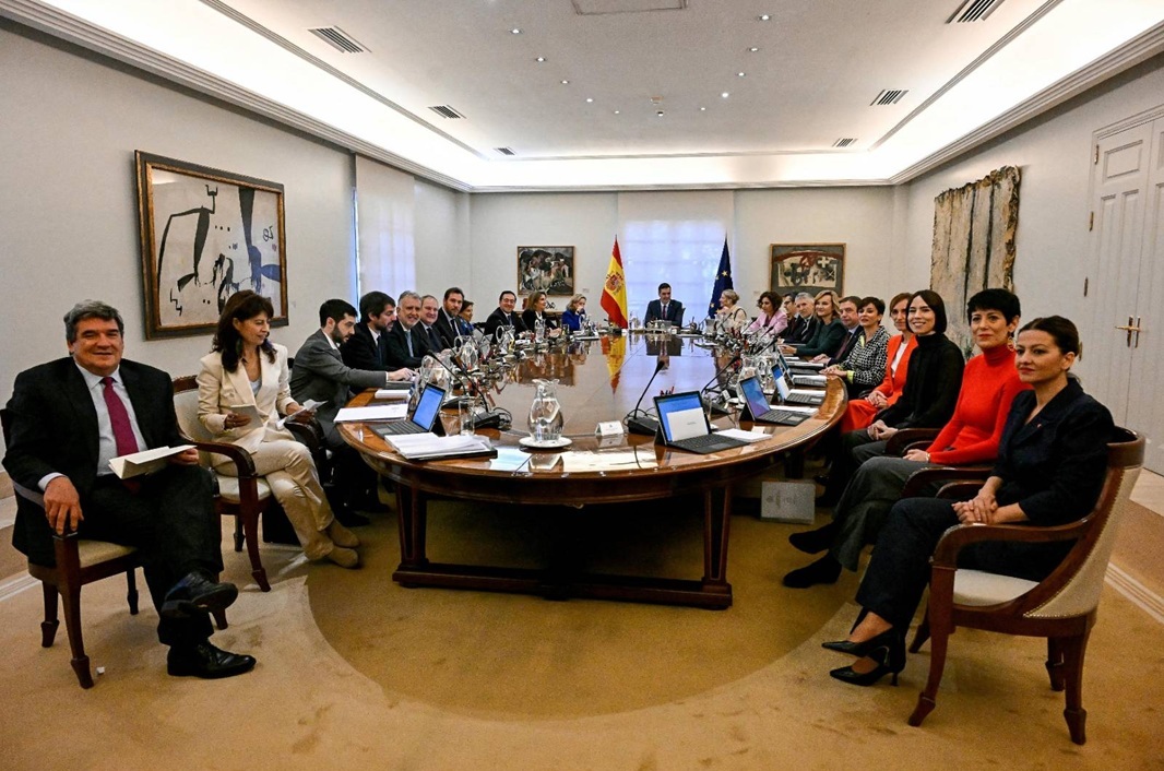 El presidente del Gobierno de España, Pedro Sánchez, preside una reunión del Consejo de Ministros, el 22 de noviembre de 2023. Fuente: Javier Soriano/AFP