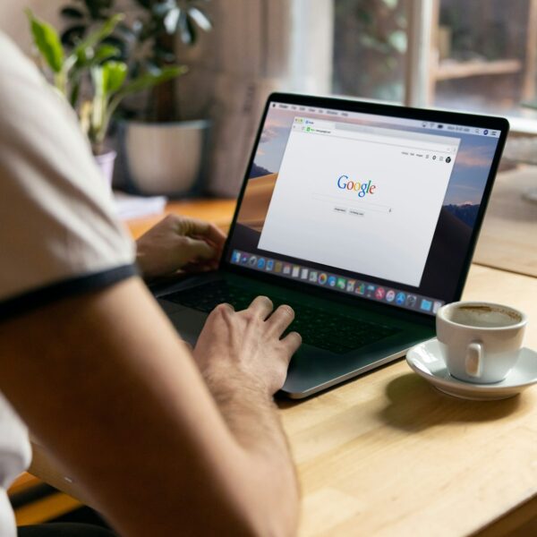 Un usuari fent una cerca d'informació a Google