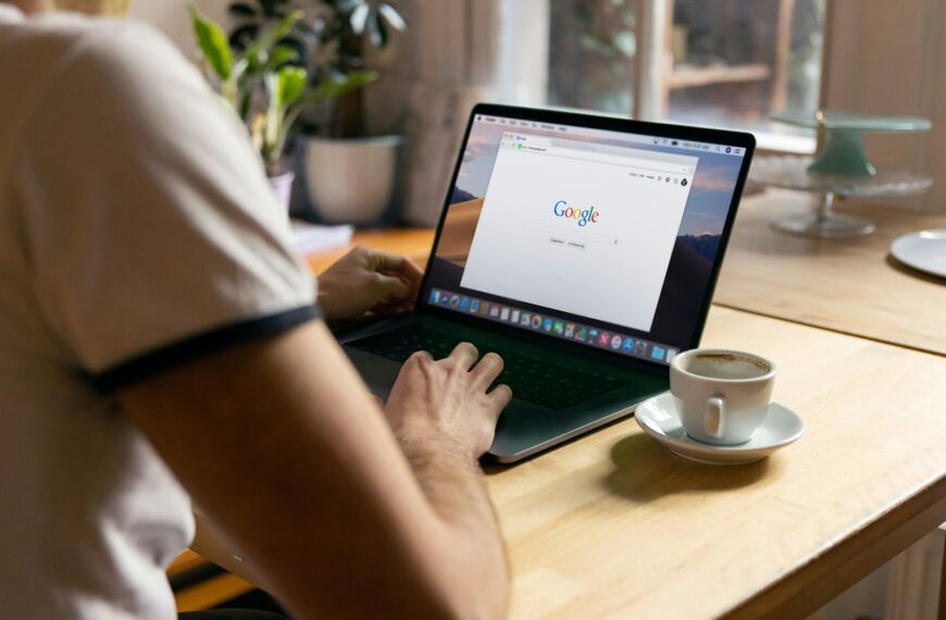 Un usuari fent una cerca d'informació a Google