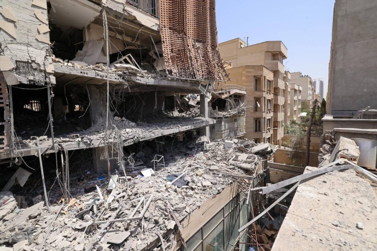 Un edifici destruït a Teheran per míssils d'Israel, en una fotografia feta en una visita organitzada pel Govern de l'Iran. Autor: Atta Kenare / AFP