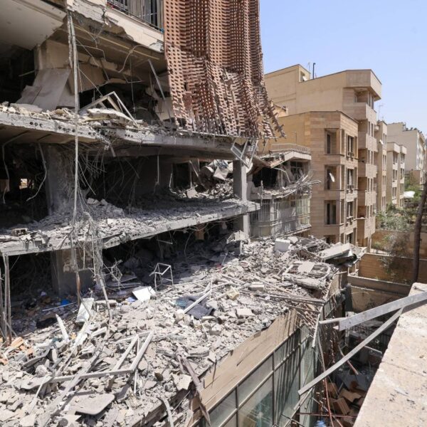 Un edificio destruido en Teherán por misiles de Israel, en una fotografía tomada en una visita organizada por el Gobierno de Irán. Autor: Atta Kenare / AFP