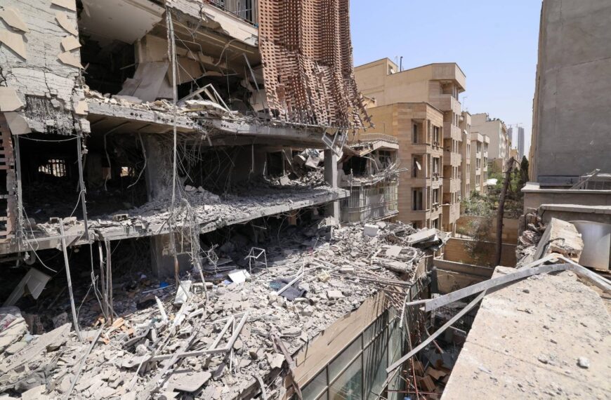 Un edificio destruido en Teherán por misiles de Israel, en una fotografía tomada en una visita organizada por el Gobierno de Irán. Autor: Atta Kenare / AFP
