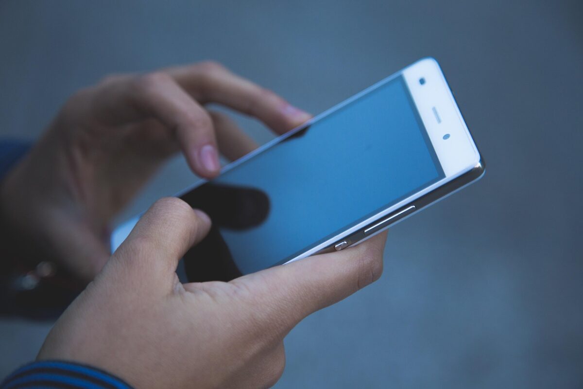Una persona usa un telèfon mòbil. Font: Pixabay
