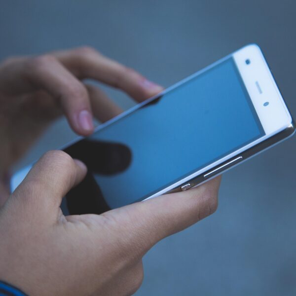 Una persona usa un telèfon mòbil. Font: Pixabay
