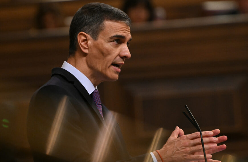Spain's Prime Minister Pedro Sanchez addresses the chamber during a plenary session at the Spanish parliament in Madrid on July 9, 2025, on the corruption cases affecting the Spanish Socialist Party (PSOE). (Photo by JAVIER SORIANO / AFP)