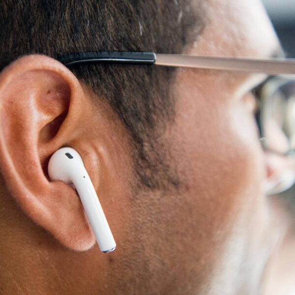 Hombre con unos auriculares bluetooth
