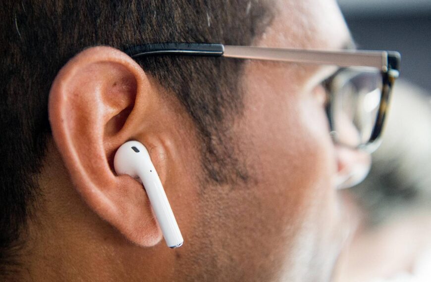 Hombre con unos auriculares bluetooth