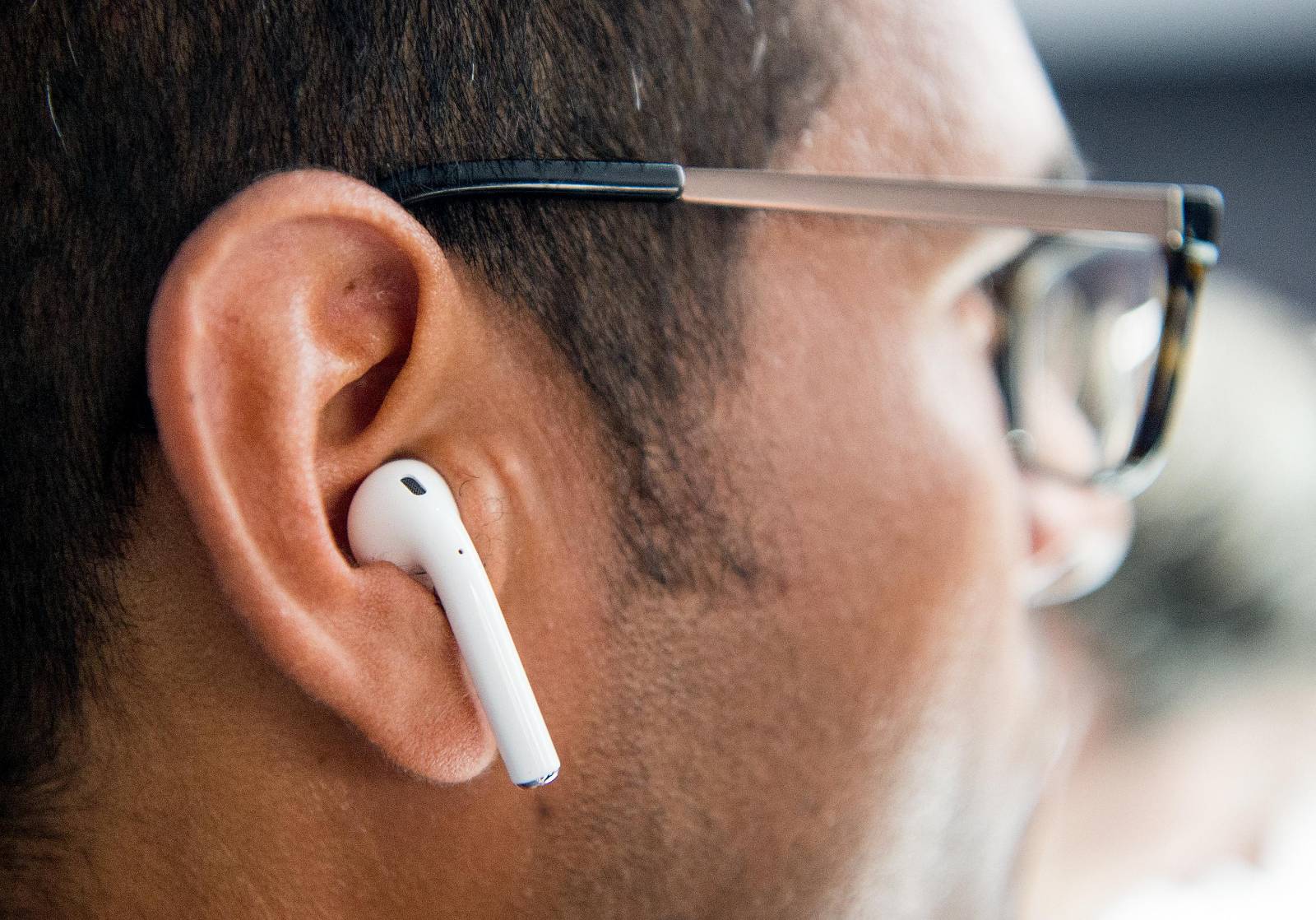Hombre con unos auriculares bluetooth