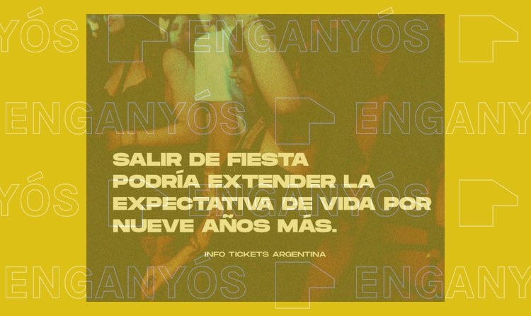 Gent sortint de festa a una discoteca
