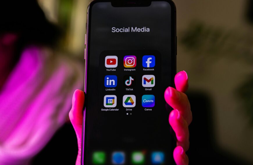 La IA entra a les nostres xarxes socials i preocupa els experts en protecció de dades 