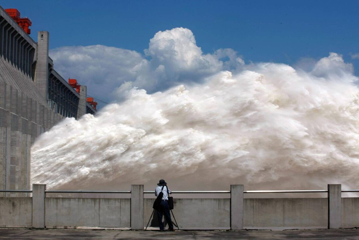 Agua saliendo de la presa de las Tres Gargantas en China.