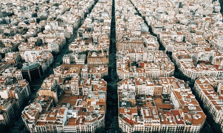 Cap “nova” Ordenança de Convivència de Barcelona contempla prohibir “prendre la fresca”