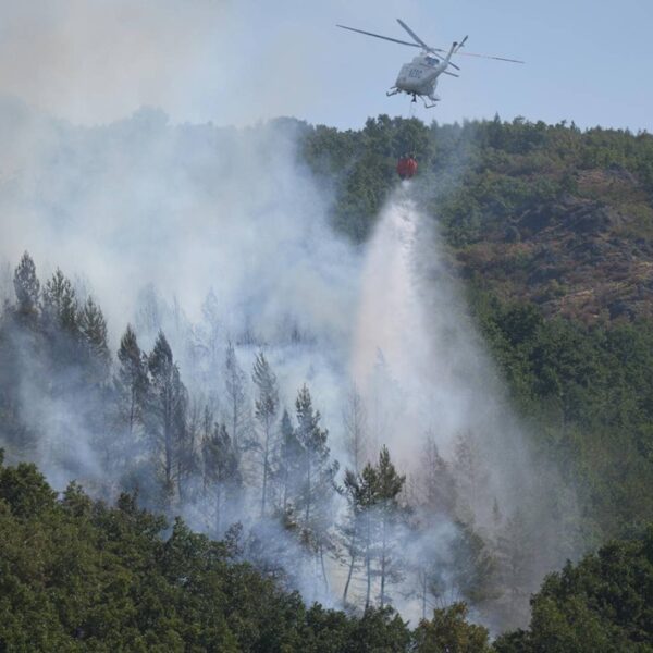 Un helicopter en tasques d'extinció un incendi prop de Lleo. Font: César Manso / AFP 