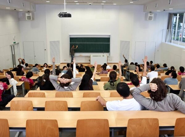 Classe universitat tallada
