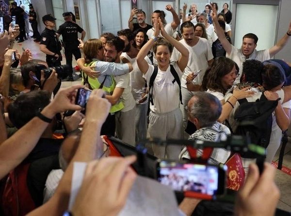 Activistas españoles de la Sumud Flotilla son bienvenidos por una multitud en el Aeropuerto Madrid-Barajas.
