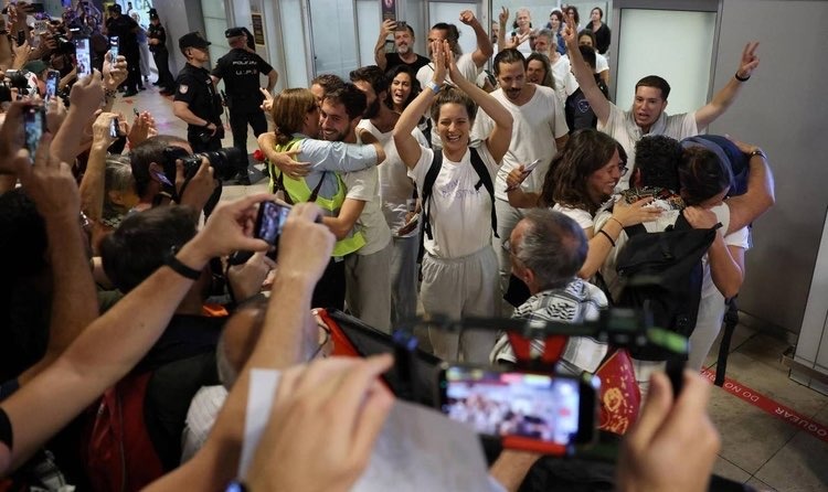 Activistas españoles de la Sumud Flotilla son bienvenidos por una multitud en el Aeropuerto Madrid-Barajas.