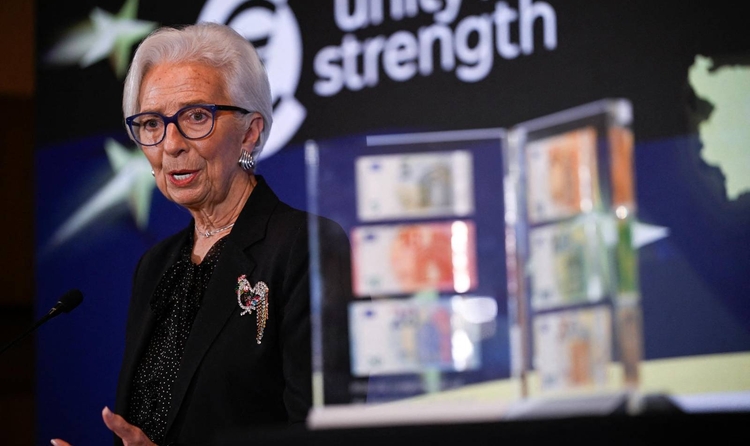 La presidenta del BCE, Christine Lagard, presentant els bitllets d'euro de Bulgària.