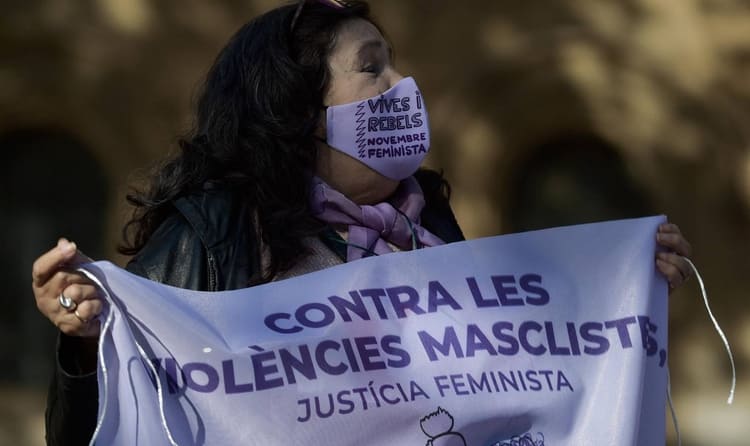 Dona manifestant-se contra les violències masclistes el 25 de novembre.