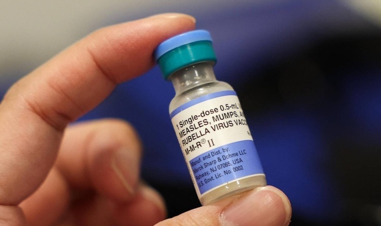 Un vial de la vacuna contra el xarampió, les galteres i la rubèola (triple vírica) per a nens es mostra durant un esdeveniment d'immunització al L.A. Care and Blue Shield of California Promise Health Plan Community Resource Center al barri de Panorama City de Los Angeles, Califòrnia, el 24 d'octubre de 2025. (Foto de Patrick T. Fallon / AFP)