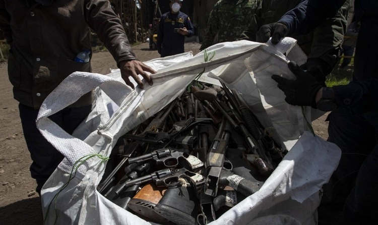 Agents de seguretat mostren armes de foc recaptades en un dels "països segurs" de la UE. ALEJANDRO MARTINEZ / AFP