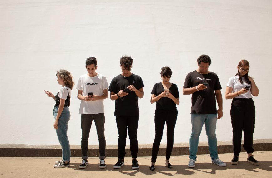 Las redes sociales se consolidan como la principal vía de los jóvenes para informarse