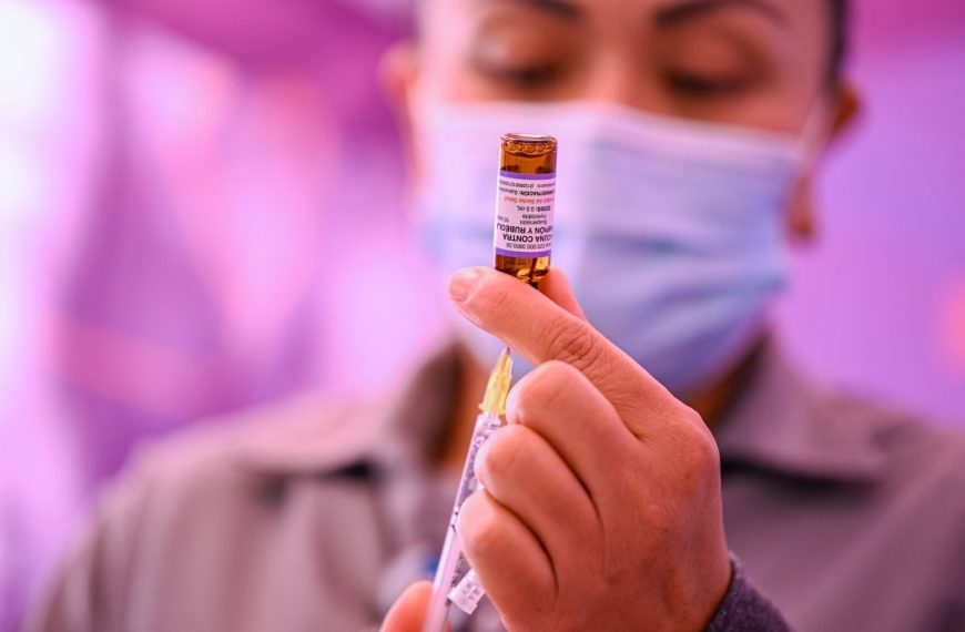 Desmontamos los 20 minutos de desinformación de una pareja antivacunas en ‘El Matí de Catalunya Ràdio’