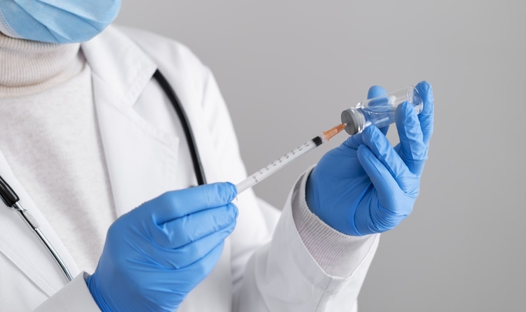 Una professional de la salut prepara una dosi de vacuna