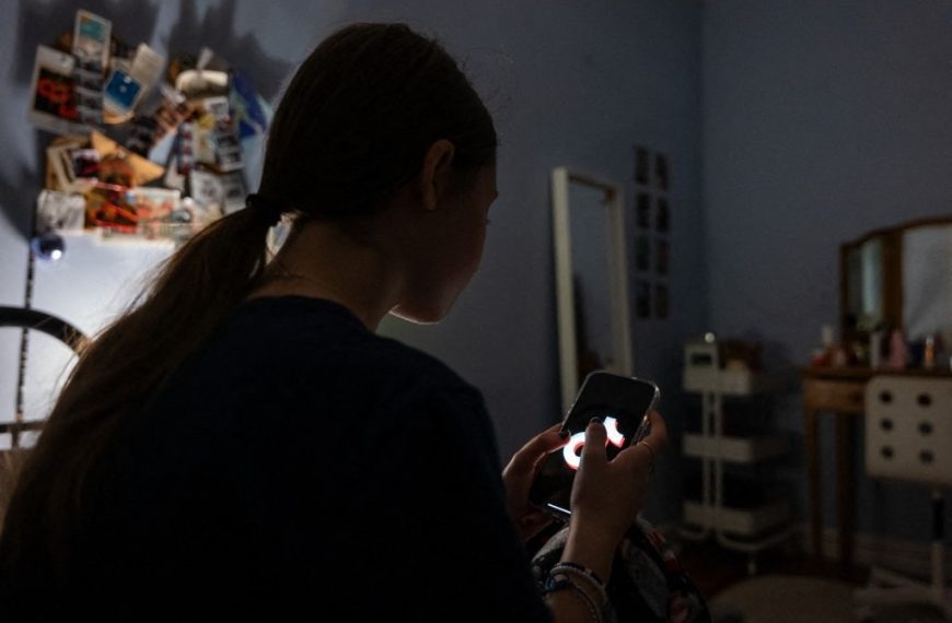 Los adolescentes con menos recursos son más vulnerables a efectos del uso compulsivo de las redes sociales