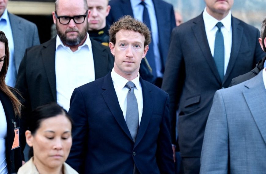 Mark Zuckerberg surt de declarar al judici de Califòrnia que ha condemnat Meta a una sanció per un disseny addictiu de les seves plataformes. Foto por WALLY SKALIJ / GETTY IMAGES NORTH AMERICA / GETTY IMAGES VIA AFP