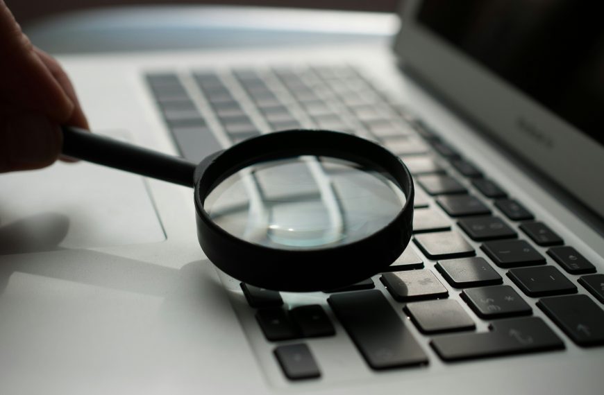 ¿Sabes cómo verificar la información que te da la IA? ¡El método SIFT te ayuda!