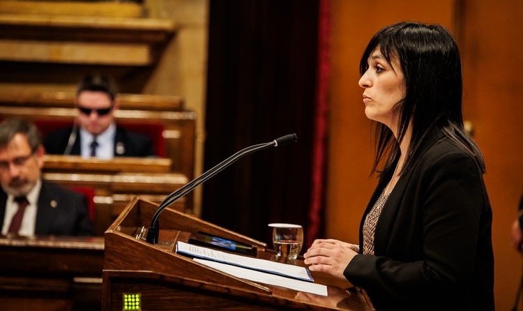 Los migrantes en situación irregular no optan a más ayudas que las personas nacidas en España, a pesar de lo que afirma Orriols