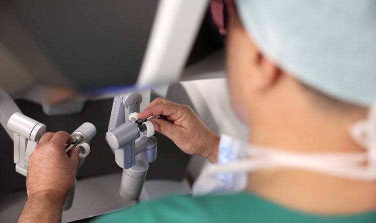El cirurgià Sylvain Ducrocq opera amb el robot quirúrgic Da Vinci abans d'una cistectomia radical a l'Hospital d'Ajaccio el 3 d'abril de 2025 a l'illa francesa de Còrsega. (Foto de PASCAL POCHARD-CASABIANCA / AFP)
