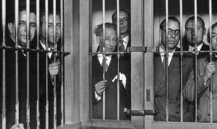 L’expresident de la Generalitat Lluís Companys i els seus consellers, a presó a Madrid, pocs dies abans iniciar el consell de guerra contra ells. Font: Wikipedia https://hemerotecadigital.bne.es/hd/es/viewer?id=ebac6aed-f27c-4dcf-b1e8-063c4d9a1b27&page=23